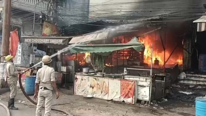 धनबाद के बैंकमोड़ स्थित चौधरी स्वीट्स में लगी भीषण आग