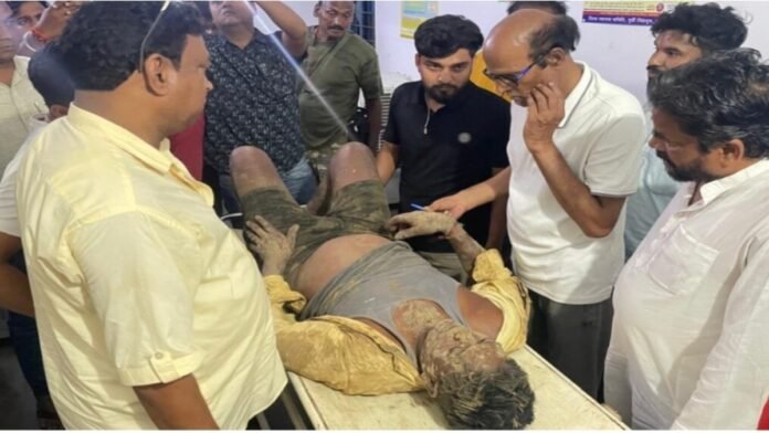 चाकुलिया में हाथी के हमले के बाद घायल सब्जी विक्रेता को अस्पताल ले जाते ग्रामीण