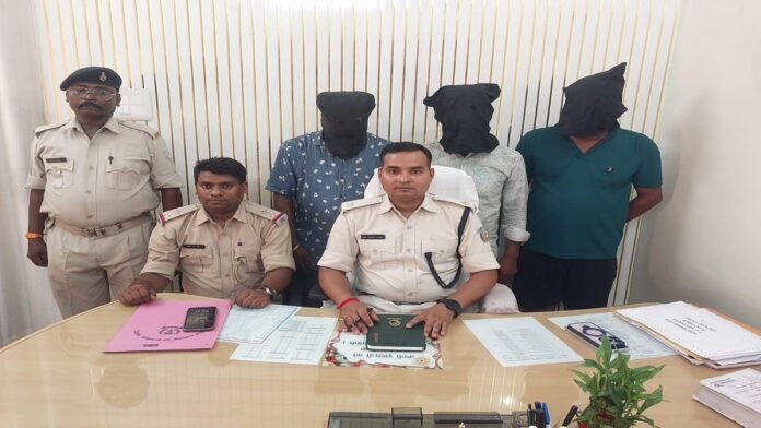 Giridih Police arrested two cyber criminals involved in fake RTO challan and doctor appointment online fraud, recovering mobile phones, SIM cards, iPad, and motorcycles.