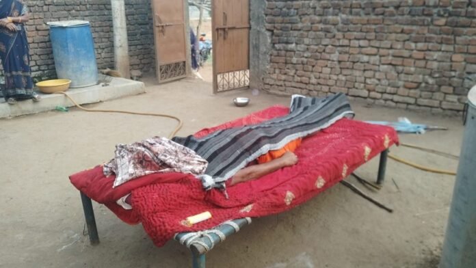 लातेहार के सिंजो गांव में हत्या मामले की जांच करती पुलिस