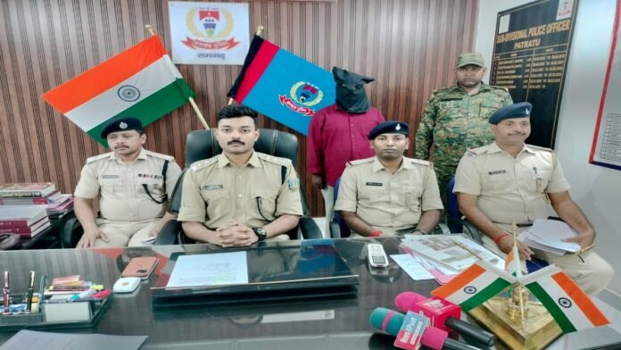 लोहरदगा से बरामद चोरी की टाटा-709 और गिरफ्तार आरोपी के साथ पुलिस टीम