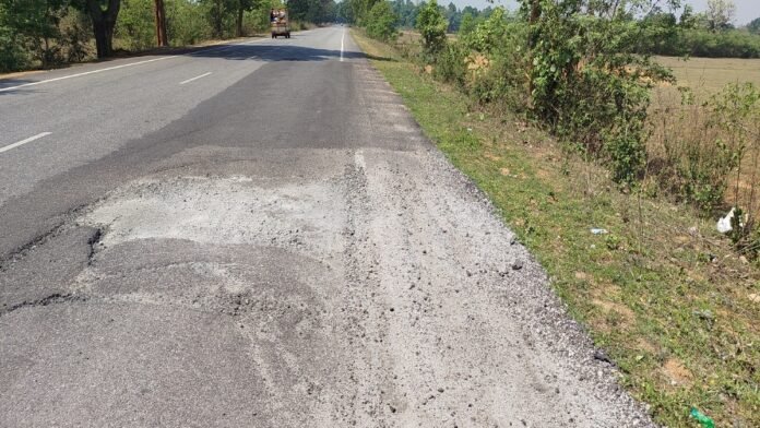 खूंटी-तोरपा मुख्य पथ पर टूट चुकी सड़क और गड्ढों से गुजरते वाहन