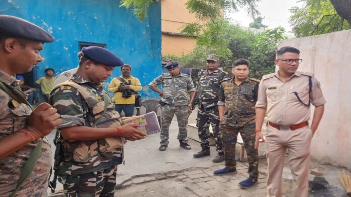 धनबाद के जामाडोबा में गोली लगने के बाद घायल युवक को अस्पताल ले जाते लोग