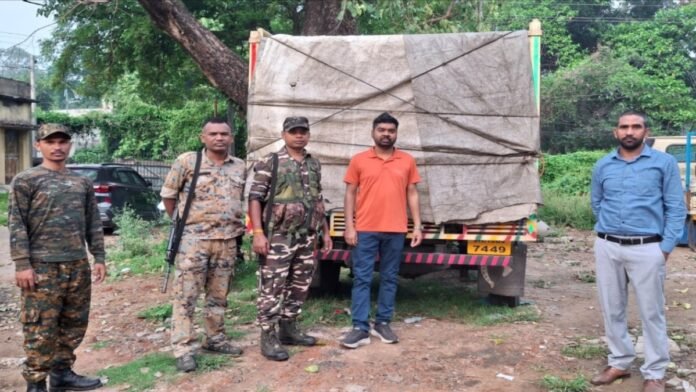 धनबाद में अवैध बालू खनन के खिलाफ कार्रवाई करते खनन विभाग के अधिकारी