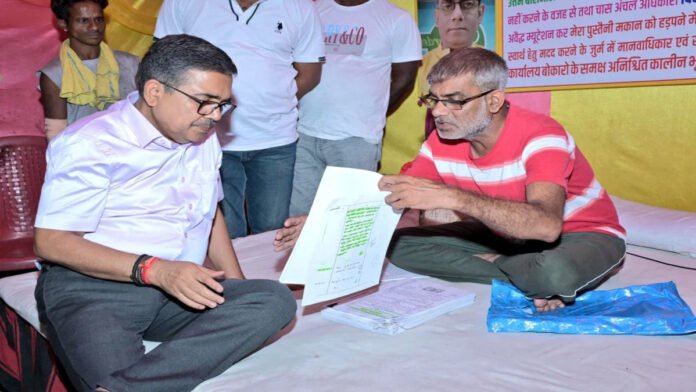 बोकारो में डीसी के आश्वासन के बाद अनशन समाप्त करते सतीश जायसवाल