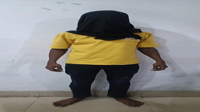 जमशेदपुर में आर्म्स एक्ट के मामले में लंबे समय से फरार आरोपी को गिरफ्तार करती पुलिस