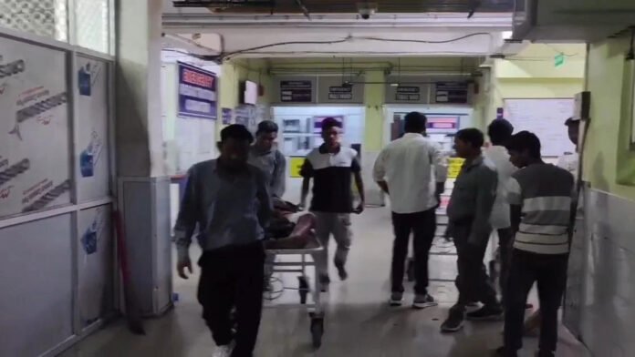 तोपचांची में गोलीबारी के बाद घायल युवक, बाइक लूटकर फरार हुए अपराधियों की जांच करती पुलिस